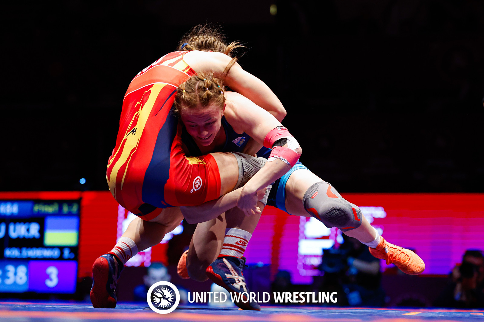 Ірина Коляденко (у синьому трико) впевнено перемагає у фіналі